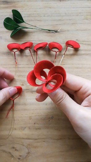 Build a skeleton by using a metal wire and a piece of paper. After winding it up with silk thread circle by circle, “petals" with natural luster are created piece by piece and combined one by one to form a flower, blooming in various postures. This kind of flower decoration is called “Chan Hua,” a long-standing traditional folk handicraft that has been included in the Provincial Intangible Cultural Heritage of central China’s Hubei Province. A handicraft amateur in Qingdao, a coastal city in nor