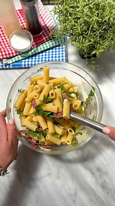 un primo piatto super estivo, facilissimo da preparare, buonissimo e perfetto anche da portare al mare 😋🥰 . Pasta Fredda Bresaola Rucola e Grana Ingredienti 340 gpasta 200 gbresaola 70 grucola 150 gGrana Padano DOP olio extravergine d’oliva sale pepe 1limone . #allacciateilgrembiule #ricetta #ricettafacile #pasta #giallozafferano | Allacciate il grembiule di Luisa Orizio