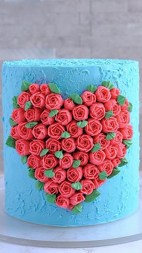 Empieza a decorar con nuestro BUTTERGANCHE mágico y olvidate de todos tus problemas! 🔥✨ 1. Super resistente al calor 2. Confiable para trasladar 3. Sin la sensación grasosa del buttercream 4. Sabor inigualable gracias al chocolate Aprende la receta complete con nuestro recetario! 🧁 #decoraciondepasteles #aprendepasteleria #pasteleriaonline #emprendedora #buttercream #butterganache | Buttercream Pro