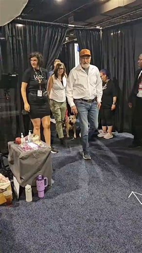 Do you remember the National Lampoon’s Vacation movies? Well, here is Chevy Chase and some of the other cast members… Do you recognize them?