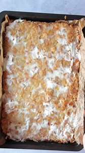 Einfacher Schmandkuchen - Becherkuchen mit Mandeln 🤤 Dieser schnelle Becherkuchen weckt Kindheitserinnerungen, denn der Schmandkuchen mit Mandeln vom Blech war so ziemlich der erste Kuchen, den ich regelmäßig gebacken habe. ☺️ Der Schmand- bzw. Sahnebecher im Rührteig ist unsere Einheit für den fluffigen Kuchen mit Mandeln und somit super einfach mit Kindern zuzubereiten. Alle Zutaten werden im Becher abgewogen und verrührt. Der Becherkuchen mit Schmand und Mandeln kann auch ganz ohne Küchenmas