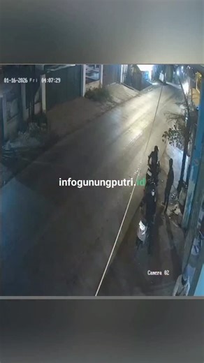 Info Gunung Putri dan Sekitarnya on Instagram: "Cukup 5 Menit! Kawanan Spesialis M4ling Mobil Ambil Truk dari Garasi Bengkel di Kedep Aksi spesialis pencurian mobil kembali meresahkan warga Gunung Putri. Kali ini, peristiwa tersebut terekam kamera pengawas (CCTV) di sebuah Workshop Stenlis PT Dwi Laserindo Pratama, RT 03/16. kp. Momonot, Desa Tlajung Udik kec.Gunung Putri Bogor, Jalan Raya Narogong, Depan Pom Bensin Kedep. Pada Jum'at (16/01/26) Sekitar pukul 04.07 Wib. Kawanan pelaku diketahui 
