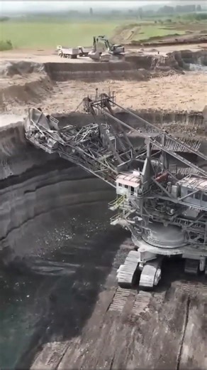 😧This Giant Machine Can Eat a Football Field!
