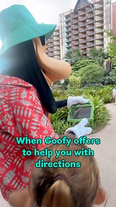 Only at Aulani can your scavenger hunt get hijacked by Goofy himself 🤣 He snatched Charlie’s iPad, studied the clues… and then sent us totally the wrong way. Straight towards the beach 🏖️🙃 @disneyaulani | The Traveling Red