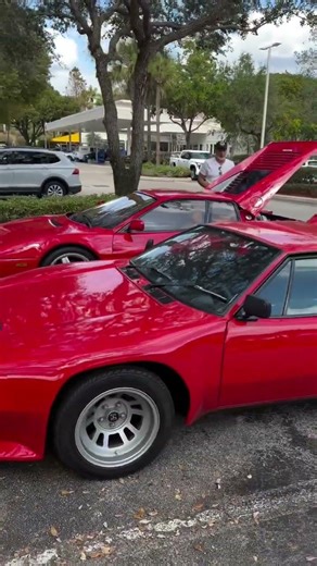 Ferrari Testarossa vs. Pantera GTS