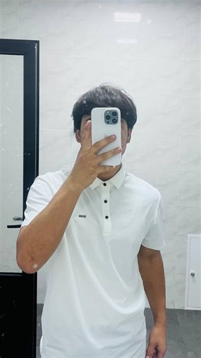 creator_100k on Instagram‎: "در سواحل اندونزی، ماهیگیری موجودی را در ساحل کشف کرد که محلی‌ها آن را «ماهی زامبی» نامیدند. جالب اینجاست که این ماهی کاملاً فاقد اندام‌های داخلی است، اما همچنان حرکت می‌کند و حتی شنا می‌کند، که سوال واقعی و منطقی را به وجود می‌آورد: چگونه چنین چیزی ممکن است؟ زیست‌شناسان می‌گویند احتمالاً درون این ماهی انگل‌هایی وجود دارد که قادرند حرکات آن را حتی پس از مرگ کنترل کنند. اما این پدیده به ندرت در حشرات دیده می‌شود و در ماهی‌ها برای اولین بار است. و اگر این گونه‌ای ناشناخ