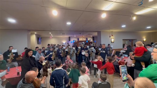 Nothing beats South Philly traditions! The South Philly String Band made our family Christmas party extra magical this year. The kids LOVED it! #SouthPhillyStringBand #FamilyChristmas | South Philly String-Band