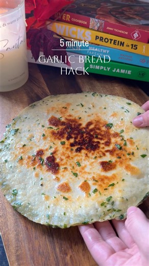 5 minute garlic bread! Full recipe in comments😍 #easyrecipe #foodhacks #quickrecipe #garlicbread