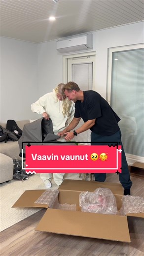 Mainos @oravaunut | yksi kysytyimmistä kysymyksistä : mitkä vaunut me ollaan valittu? 🤩 Meille tuli Otso yhdistelmävaunut Ora:lta 😍 Nää on siis niin upeen näköiset ( väri: kivi ) , tosi helpot ja näistä löytyy ihan tosi paljon ominaisuuksia, joita esittelen teille vielä myöhemmin lisää. Ora:n vaunut on myös suunniteltu suomen vaihteleviin sääolosuhteisiin eli täydelliset tänne suomeen 🤩✨ Kerron teille sit enemmän vielä fiiliksiä kun päästään näitä ihan vaavin kanssa testailemaan! En malta oot