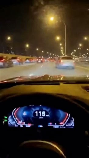 CrashRecap on Instagram: "Hombre ver… hombre seguir cuenta… Síguenos en @_crashrecap Coches que aparcan y frenan solos ante un obstáculo, sistemas que detectan si el conductor está fatigado o que alertan de un cambio involuntario de carril, automóviles que reconocen las señales de tráfico, cámara para marcha atrás… Los últimos avances en seguridad que hoy en día ya se incluyen en modelos de gama alta e incluso en algunos de gama media traen a las carreteras auténticos ‘coches fantásticos’. En lo