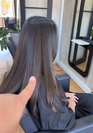 MARRÓN NATURAL 🤎 potencia un look súper delicado en cabellos castaños oscuros