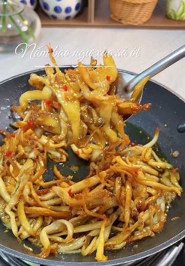 Nấm bào ngư xào sả ớt – Công thức chay đơn giản cho ngày đầu tháng