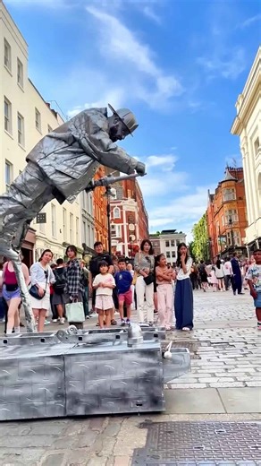 Performing my best. #livingstatue #silvermanstatue #streetart #levitating