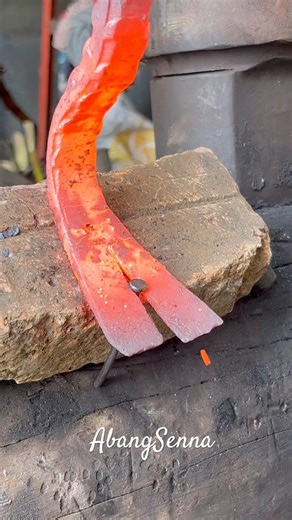 Making gardening tools in a traditional way 🔨#blacksmith #sumatera #CulturalHeritage #ironwork #usa