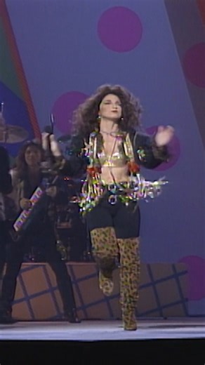 We’ve always been EsteFANS! 💃 Gloria Estefan is BACK and performing LIVE at the #AMAs 🔛 MONDAY!!! ⏰ 8pm ET | 5pm PT 📺 CBS Paramount | American Music Awards