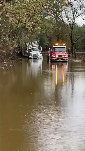 Watch this brave trucker risk his life trying to save his truck! Will he make it? #boneheadtruckers