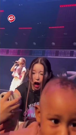 Dejaron a un #bebé en un escenario durante un concierto #K-Pop