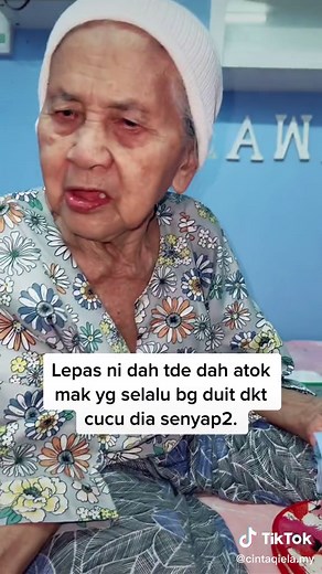 Rasanya nenek kita semua sama selalu bagi duit dekat cucu dia senyap2 kan. Seminggu dah atok mak pergi tinggalkan kita. Rasa macam atok mak ada lagi.Rasa mcm baru semalam kita begurau sakat atok mak.perittnyaa rindu orang yg dah tde kt dunia ni. Al fatihah buat atok mak hajah khamsiah binti abdul hamid. #foryoupage #fyp #hanyarindu #atokmak