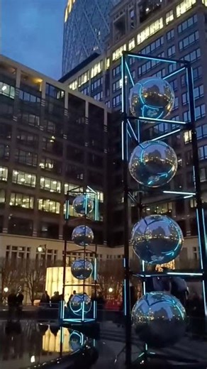 LONDON IS GLOWING! ✨ Canary Wharf Music & Light Show
