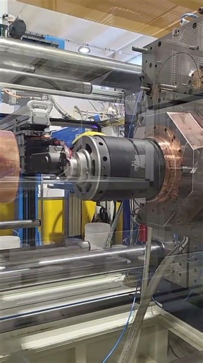 Side entry cartesian robot working in the extraction of a 10l bucket with IML