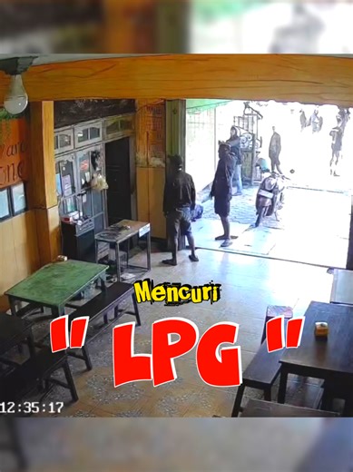 Waspada rek ‼️ Onok aksi pencurian LPG terekam kamera cctv nang sebuah stand makanan kawasan Jl. Raya Legundi, Driyorejo. Selasa (14/4/26) siang. Awal kejadian onok segerombolan arek nom sing njaok ngombe. Maringono onok salah siji konco e moro-moro njopok LPG. Pemilik kehilangan 2 buah LPG. #pencurian #aksipencurian #waspadalah #driyorejo24jam #driyorejo