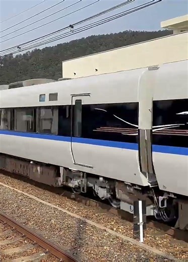 【高速通過】堂々12両編成で爆走する特急サンダーバード＃サンダーバード＃通過＃高速通過＃特急＃681系＃683系#shorts