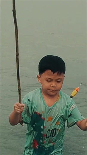 MY NIECE FISHING WITH ME