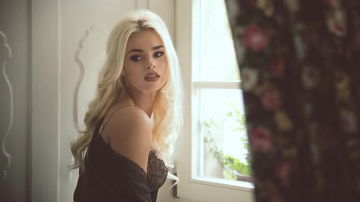 Sexy Blonde Girl HD Live Wallpaper