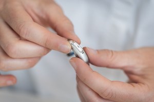 Apparecchio acustico non funziona: come risolvere