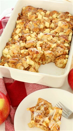 There’s a reason this recipe had millions of views. Bringing back one of the most populate recipes from last Fall. Three ingredient caramel apple cinnamon roll casserole is not only easy but perfect for Fall. Cinnamon rolls baked with caramel and apples. Is it breakfast or is it dessert? | Weekend Craft
