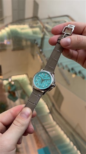 IWS on Instagram: "Tiffany & Co. riapre un capitolo poco raccontato della sua storia: ecco il Tiffany Timer. Presentato alla LVMH Watch Week 2026, questo cronografo da polso vuole collegarsi a uno stopwatch che la Maison ha iniziato a produrre nel 1866, un periodo in cui Tiffany era già coinvolta nella misurazione del tempo di precisione, non solo nella gioielleria. Il nuovo Tiffany Timer ha una cassa in platino da 40 mm, un quadrante Tiffany Blue® laccato con indici in diamanti baguette, e un E