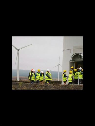 En 2025, CGN Europe Energy a multiplié les initiatives pour rapprocher les énergies renouvelables des jeunes partout en Europe. En France, avec l’initiative Generation Transition de France Renouvelable, nous avons ouvert nos parcs aux jeunes collégiens pour une matinée d’immersion autour de la durabilité et de l’innovation et nos bureaux aux étudiants de l’Université de Versailles pour découvrir les coulisses de notre siège. En Irlande, nos équipes ont rencontré les talents de demain lors du Car