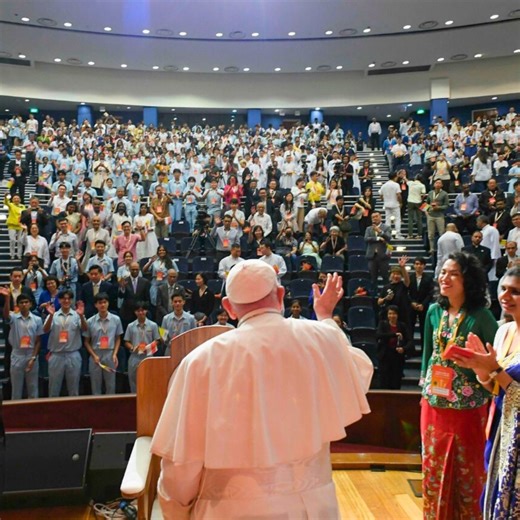 “If you dialogue as young people, then you will be able to do so as citizens and as members of a community.” Pope Francis engaged in a lively interreligious dialogue with several young people in Singapore. Read more: https://www.vaticannews.va/en/pope/news/2024-09/pope-calls-singapore-youth-unity-during-interreligous-dialogue1.html | Vatican News