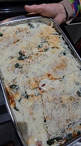 Lasagne met kalkoen en spinaze, puur comfortfood. Op het menu een heerlijke lasagne met malse kalkoenreepjes, verse spinazie, en een laagje Parmezaan🧀. Smaakvol, perfect om het gezien of vrienden mee te verwennen. Wie zou hier geen bordje van willen ? Bewaar het tecept voor later AEG Recept via https://ladychefrita.blogspot.com/2026/01/lasagne-met-kalkoenreepjes-en-spinazie.html #dagelijksekeukenvanladychefrita #lasagnelovers #homemade #tomaat #Ovenschotel #aegstoomoven #AEG | De dagelijkse keu