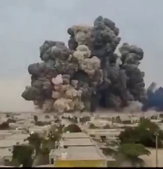 巴基斯坦总理夏巴兹·谢里夫（Shehbaz Sharif）刚刚在伊斯兰堡高调宣布美伊双方达成“全面停火协议”，伊朗的集束导弹依然呼啸着飞向以色列。作为回应，以色列空军迅速升空，对伊朗境内目标展开新一轮毁灭性精确打击。这一幕不仅讽刺，更印证了我们此前最深重的担忧，所谓的“停火”，不过是德黑兰自导自演的一场战略欺诈。当巴基斯坦出面充当中间人、川普总统表现出谈判意愿时，伊朗毛拉政权显然将其视为救命稻草。然而协议宣布后导弹并未停转，这揭示了一个冷酷的真相：伊朗从未打算真正履行协议。伊朗利用外交辞令在国际社会争取同情，试图以此束缚美军的拳头，同时利用最后的时间窗口倾泻火力。如果美国因为这份纸面协议而停止打击，那无异于给一个正在装弹的杀手提供遮蔽。以色列深知，任何不以“彻底解除武装”为前提的停火，都是下一次大屠杀的倒计时。在伊朗集束导弹依然升空的情况下，内塔尼亚胡政府选择最务实的方式，以进攻代替虚伪的防御。当所谓国际斡旋变成对邪恶的包庇时，唯有彻底的军事摧毁才能保障真正的安全。如果美国被这份名存实亡的协议拖入冗长的谈判，后果将是灾难性的：伊朗将利用这段时间修复被摧毁的导弹发射井，重新整合恐怖网络（