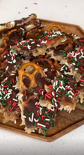 Easy Christmas Candy with Pretzels, Caramel & Chocolate