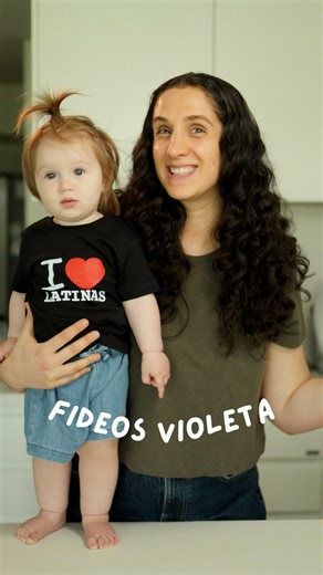 Daniela Kompel on Instagram: "💜 Fideos con salsa de repollo 💜 Para cambiar un poco los típicos fideitos te propongo esta salsa fácil, rica y colorida! De paso usé pasta de quinoa para incorporar otros nutrientes! 💜💜💜💜💜 Remera Laila by @suburbia.bcn"