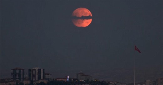 Éclipse lunaire totale: les sublimes images de la Lune de sang à travers le monde