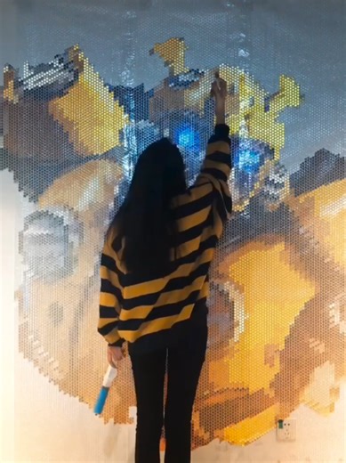 This Chinese multimedia artist is known for transforming everyday materials into surprising works of art. Their projects range from portraits burned onto toast with a household iron, to animal shapes created by spinning paint, bubble wrap filled with color to form pop-culture imagery, and layered denim arranged into lifelike faces. Artist: miaobky / 喵不可言 on Douyin #art #creative #artist #mixedmedia