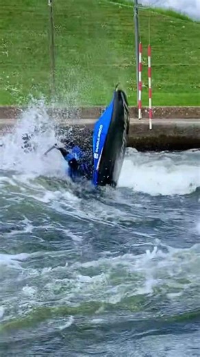 Kayak freestyle: Big tricks on whitewater rapids