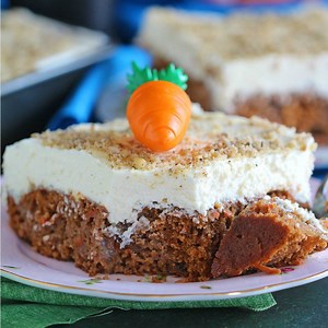 The BEST Carrot Cake Poke Cake topped with mascarpone cream cheese frosting! So easy and so delicious! Recipe: http://peasandpeonies.com/2017/03/carrot-cake-poke-cake/ | Sweet and Savory Meals