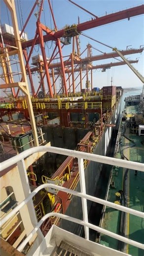 Container ships Loading And Unloading