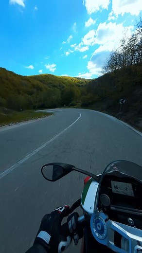 Ducati Panigale V2 Bayliss se snalazi i po lošem putu. Ducati Panigale V2 Bayliss 1st Championship 20th Anniversary je limitirana serija motocikla koju je Ducati proizveo u čast 20. godišnjice prve svetske titule Troida Bejlisa (Troy Bayliss) u Svetskom Superbike šampionatu. Ovaj model je inspirisan Ducati 996 R, motociklom na kojem je Bejlis osvojio svoju prvu titulu 2001. godine. #ducati #ducativ2bayliss #troybayliss | Moto Dnevnik