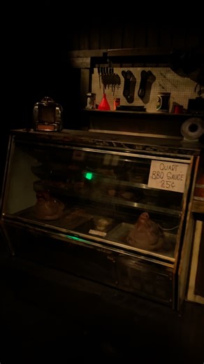 WARNING ⚠️ Enter The Texas Chainsaw Massacre house at Universal Horror Unleashed in Las Vegas: For pure, relentless terror, this is the house to visit. The attraction plunges you into the hyperrealistic, claustrophobic world of the 1974 film. #HorrorUnleashed #lasvegas #universal #hauntedhouse #scary #Halloween #Hosted #area15 #area15lasvegas | Chip and Company