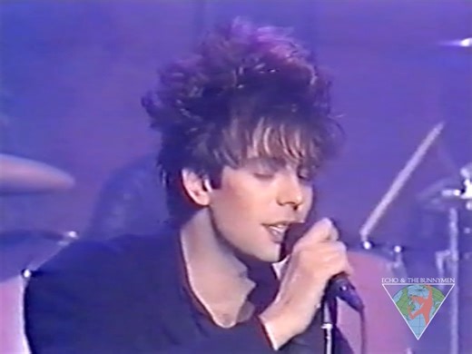 Echo & The Bunnymen performing 'Lips Like Sugar', again with help from Ziggy 'Curly' Stardust. Ian also sings a little bit of 'Strangers in the Night'. Les's bass sounds fantastic. This is the third and final part of this TV special. 🐰💋 | Echo and the Bunnymen
