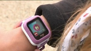 Une montre-téléphone-GPS qui géolocalise les enfants. ⌚️ Finie l'angoisse pour des parents dont les enfants doivent se déplacer seuls. KiwipWatch, une start-up Seine-et-Marne, a créé une montre connectée qui "piste" les petits" et permet de communiquer avec eux ... Mais uniquement avec eux ! 🎥 Reportage France 3 Paris Ile-de-France 📺Toutes les éditions de "On a la solution" sont à retrouver sur notre chaîne Youtube, ici : http://bit.ly/2y2xcNo | France 3 Régions
