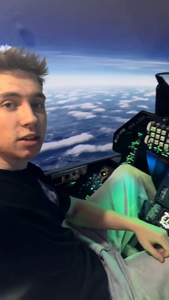 Oplev F-16 Simulator: Flyv hurtigt i Aalborg