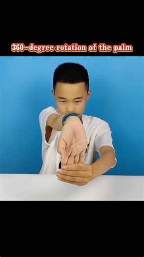 360-degree rotation of the palm #magic