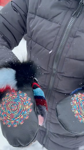 Connaissez vous la collection Ruban rose?🎀 J’ai décidé de créer une collection qui donne 20$ à la société Québécoise du cancer du sein en votre nom (avec reçu d’impôt en votre nom)…pour chaque paire vendue…🎀 Ce fléau touche toutes les familles québécoises….et c’est ma façon d’artisane de faire ma part…. Procurez-vous une paire et recevez le reçu d’impôt pour votre don au travers de l’achat Allez voir cette collection très artistique… ArtAbaska,com Merci tellement de me suivre de commenter et d