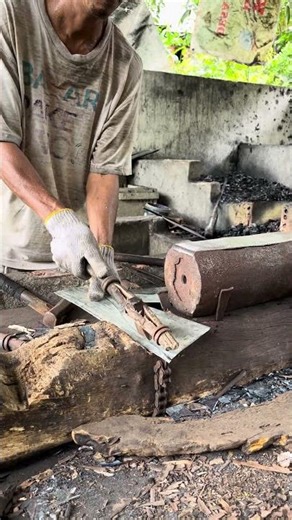 Tutorial on breaking iron the traditional way #fyp #fypshort #blacksmith #blacksmithing